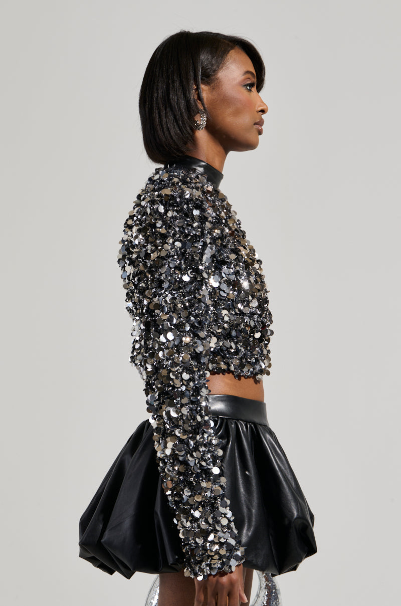 NEO ONE SLEEVED BUCKLE TOP