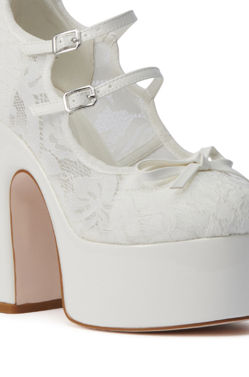 AZALEA WANG SPROUT WHITE PUMP