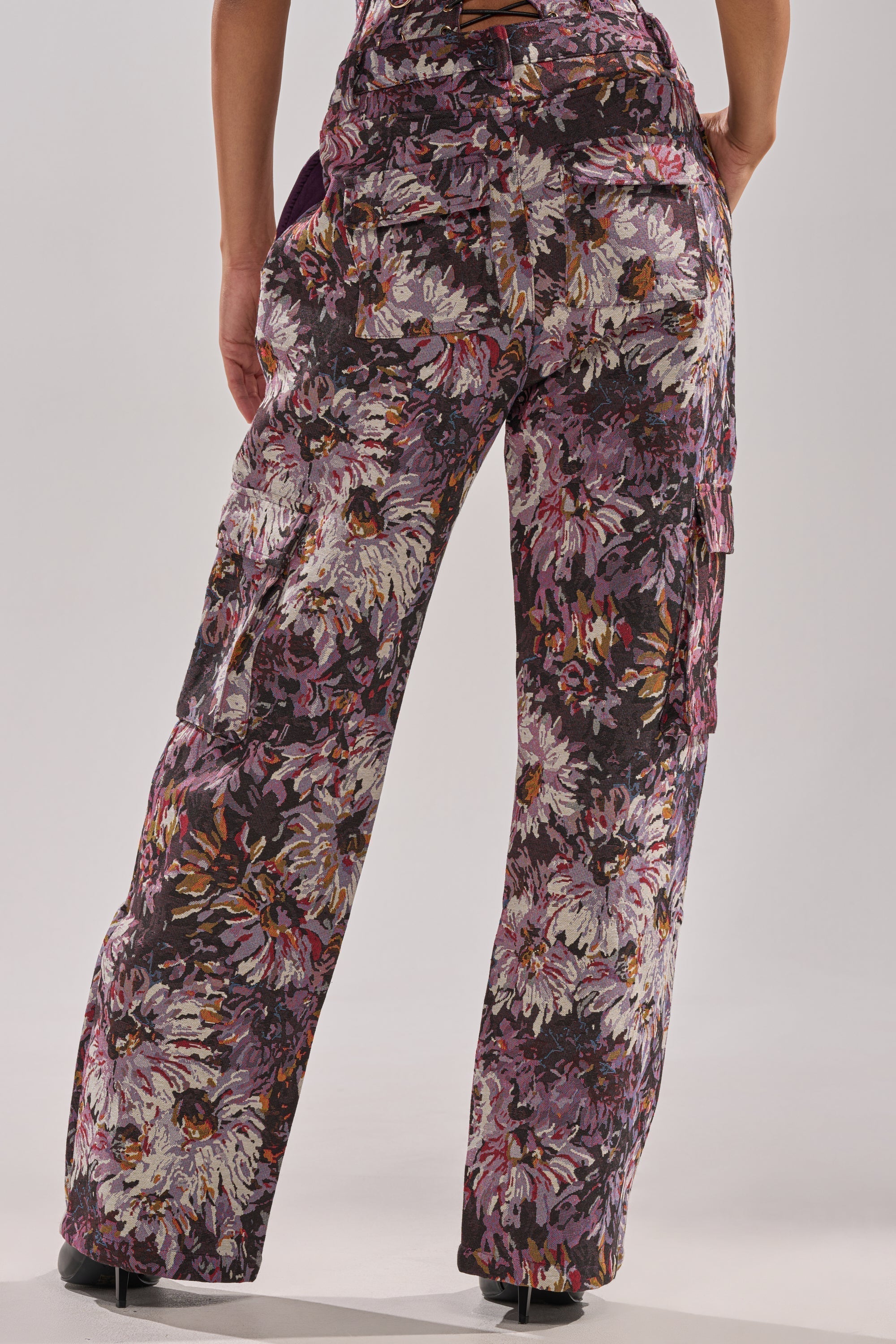 ABOVE THE MIDDLE FLORAL TROUSER