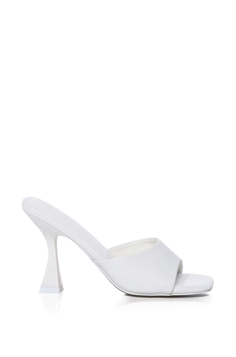 AZALEA WANG EGYPT BASIC SANDAL IN WHITE